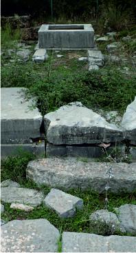 Statue plinth